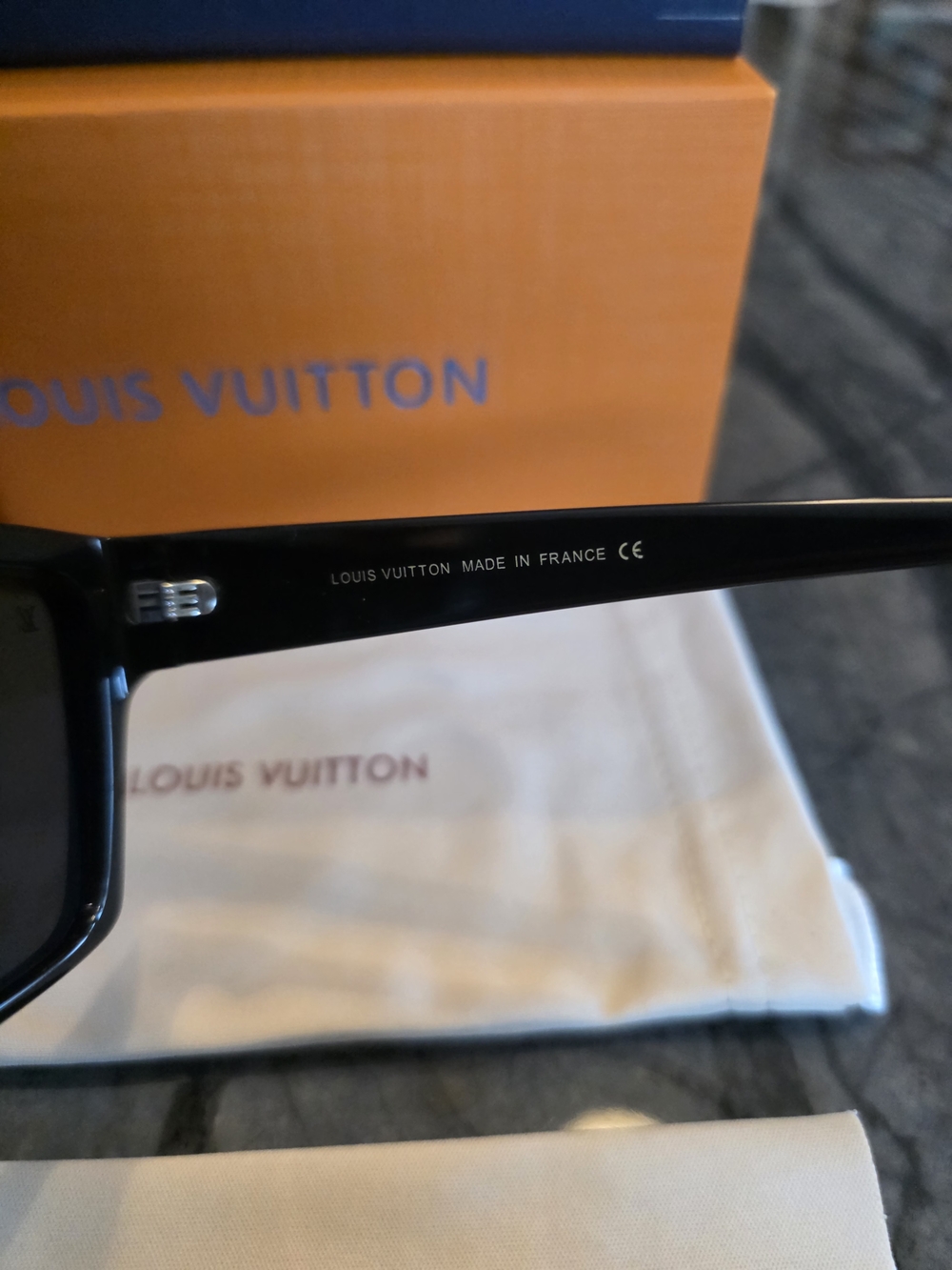 NWT UNISEX Louis Vuitton 1502 Evidence Black & Gold Shield Sunglasses - Picture 8 of 14